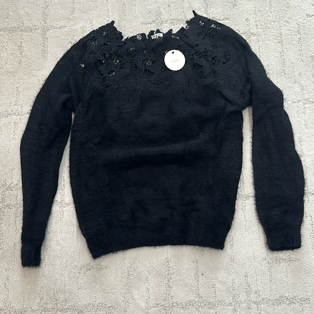 En Crème knitted sweater in size s/m.